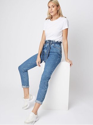 Woman wearing a white t-shirt and blue jeans with white trainers