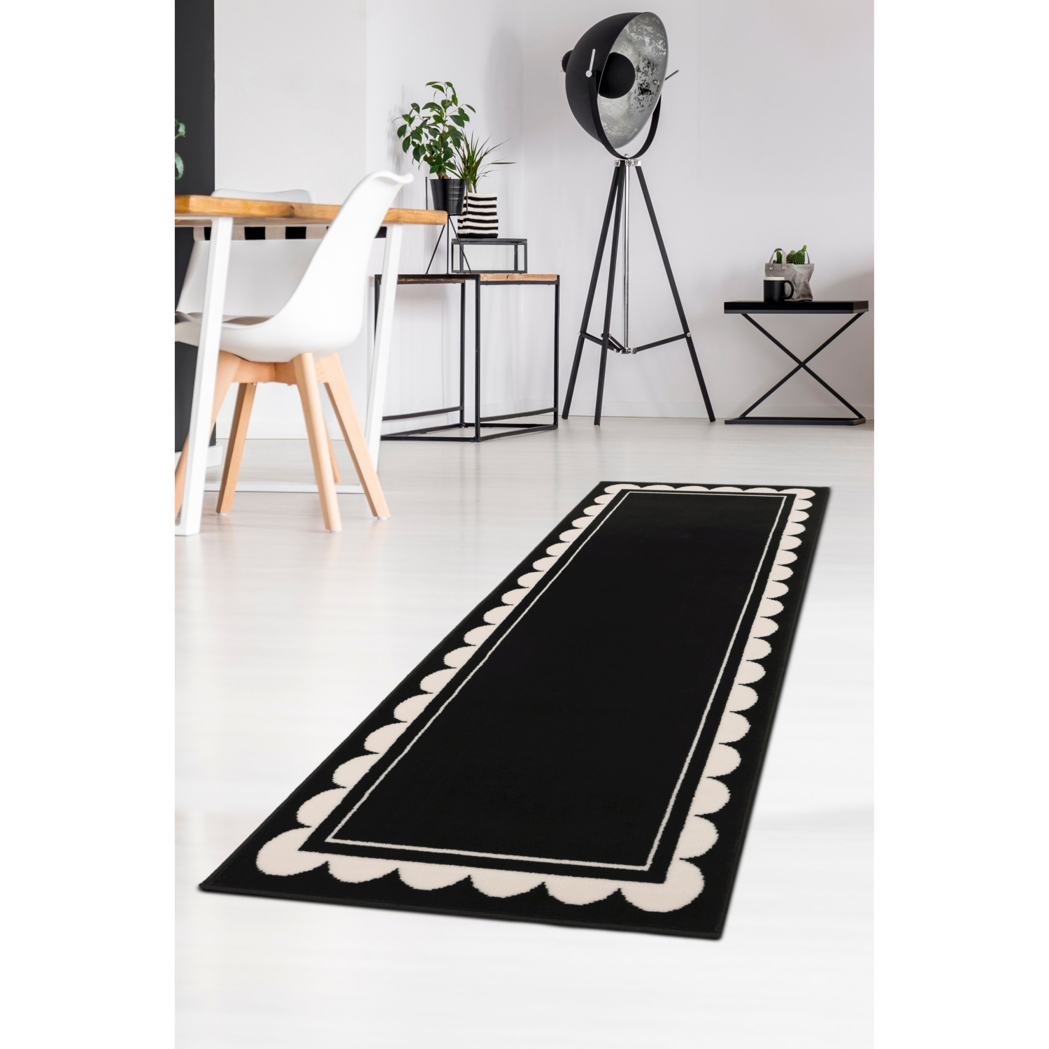 George Home Black Maker Maestro Scallop Border Runner