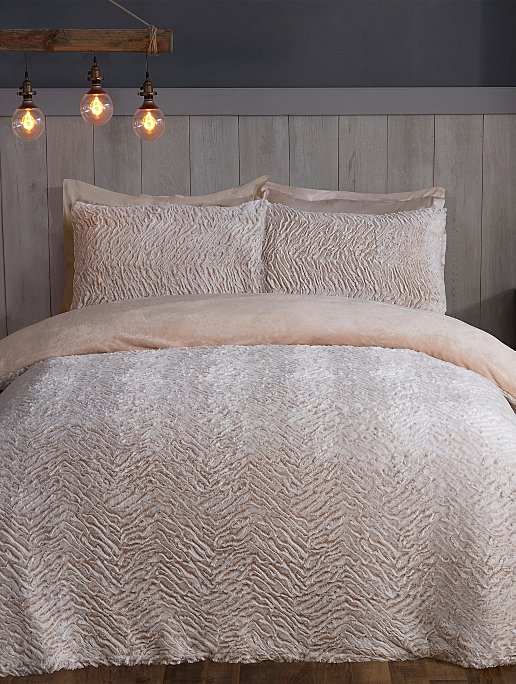 Sleepdown Super cosy textured two tone faux fur duvet set in Natural