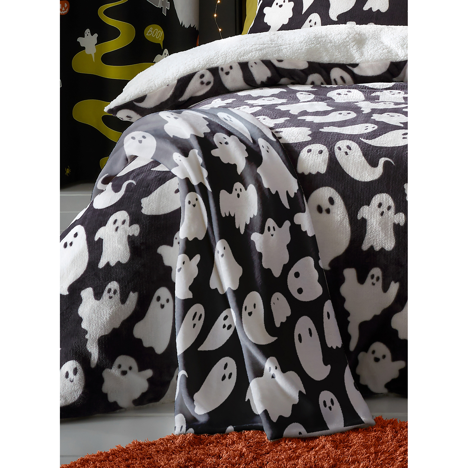 B&Q -  Spooky Ghosts Plush Fleece Grey Throw - Image 4