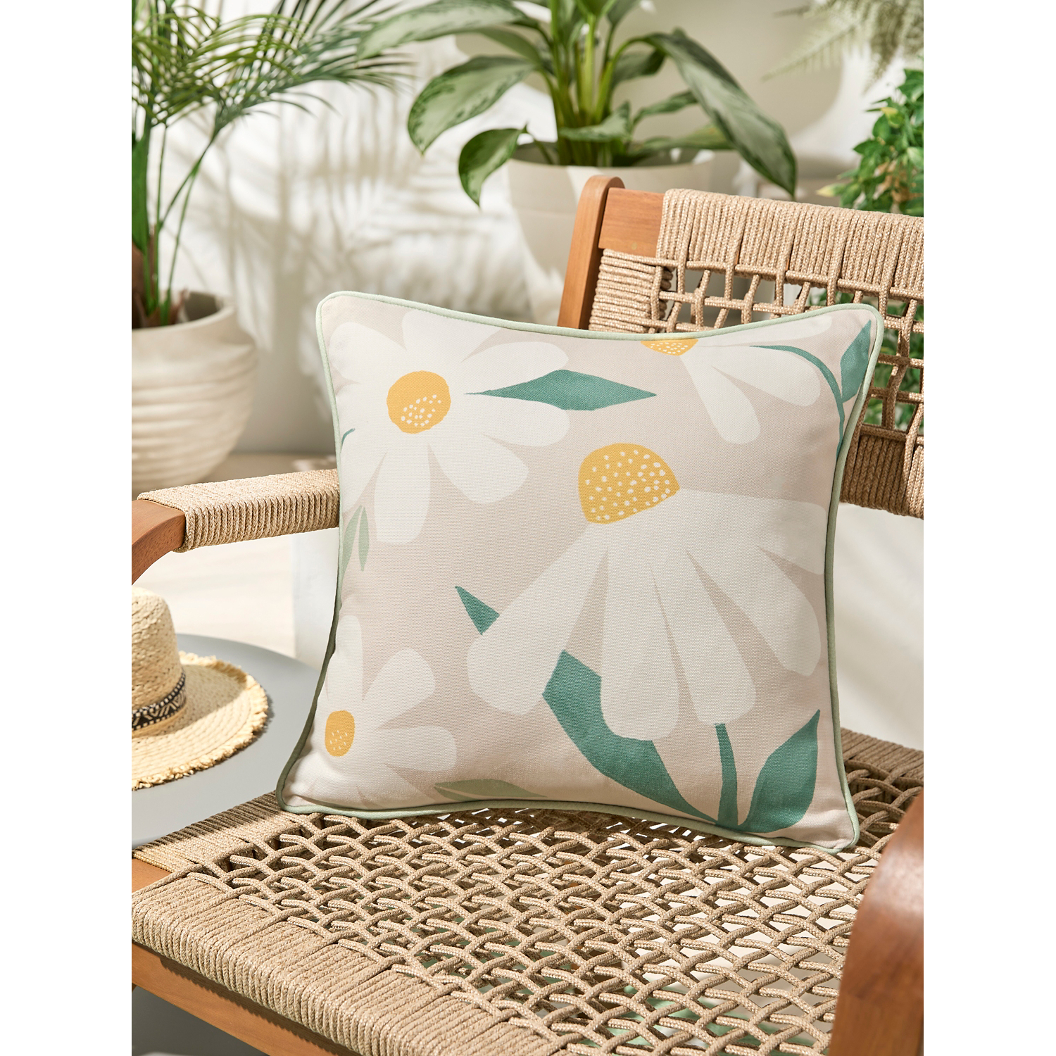 George Natural Fusion Daisy Filled Cushion