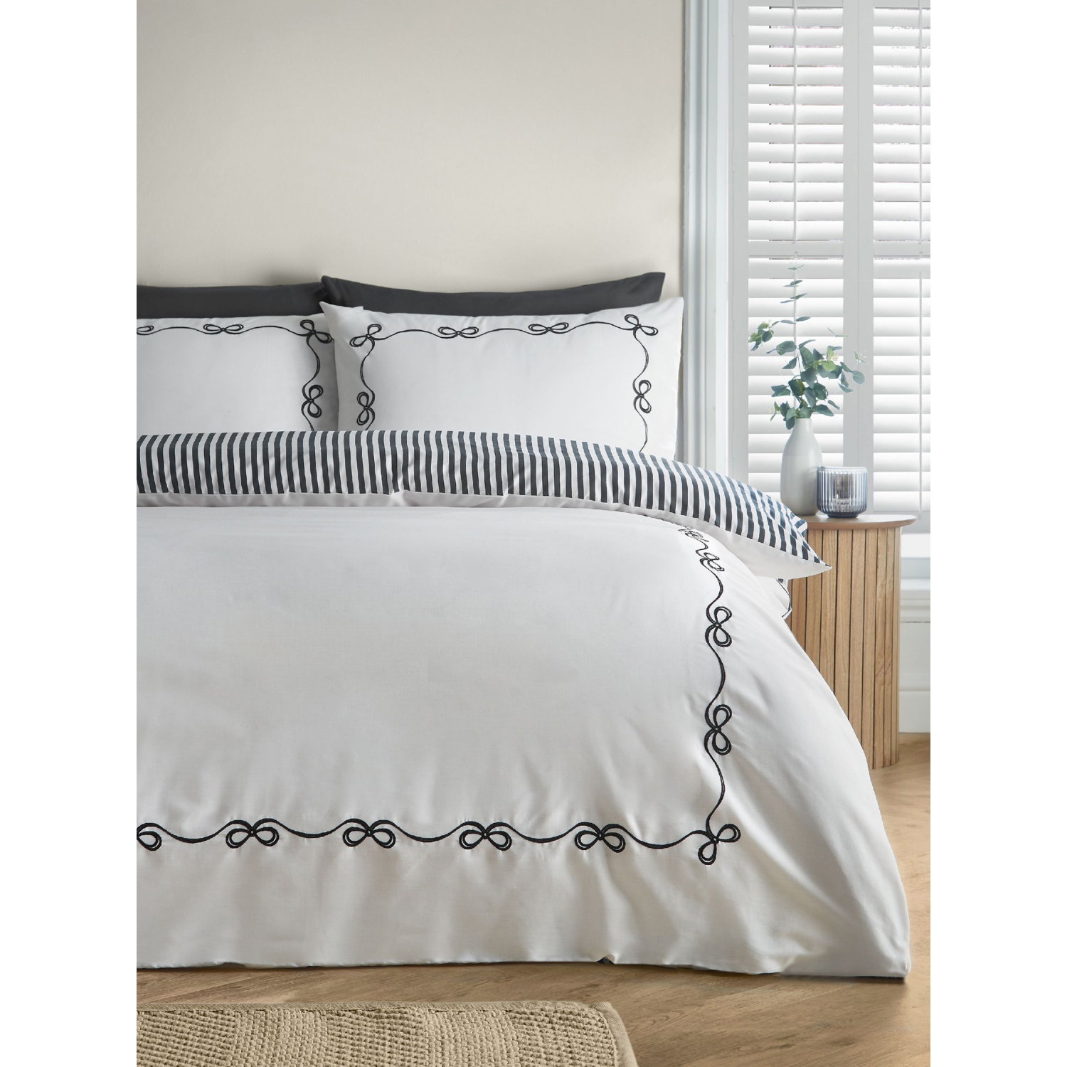 Catherine Lansfield Bow Embroidery Duvet Cover Set in Black | Size: Single - Image 6