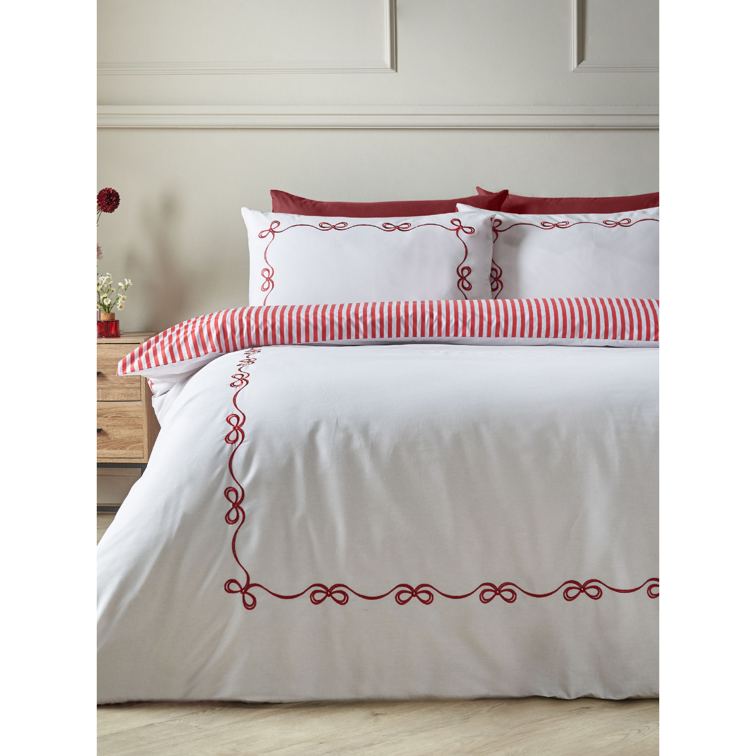 Catherine Lansfield White/Red Bow Embroidery Duvet Cover Set / - Double - Image 6