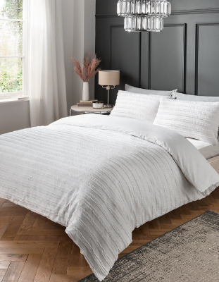 white duvet and pillow set