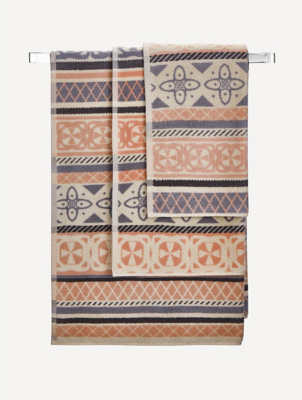 brown patterned bath towels