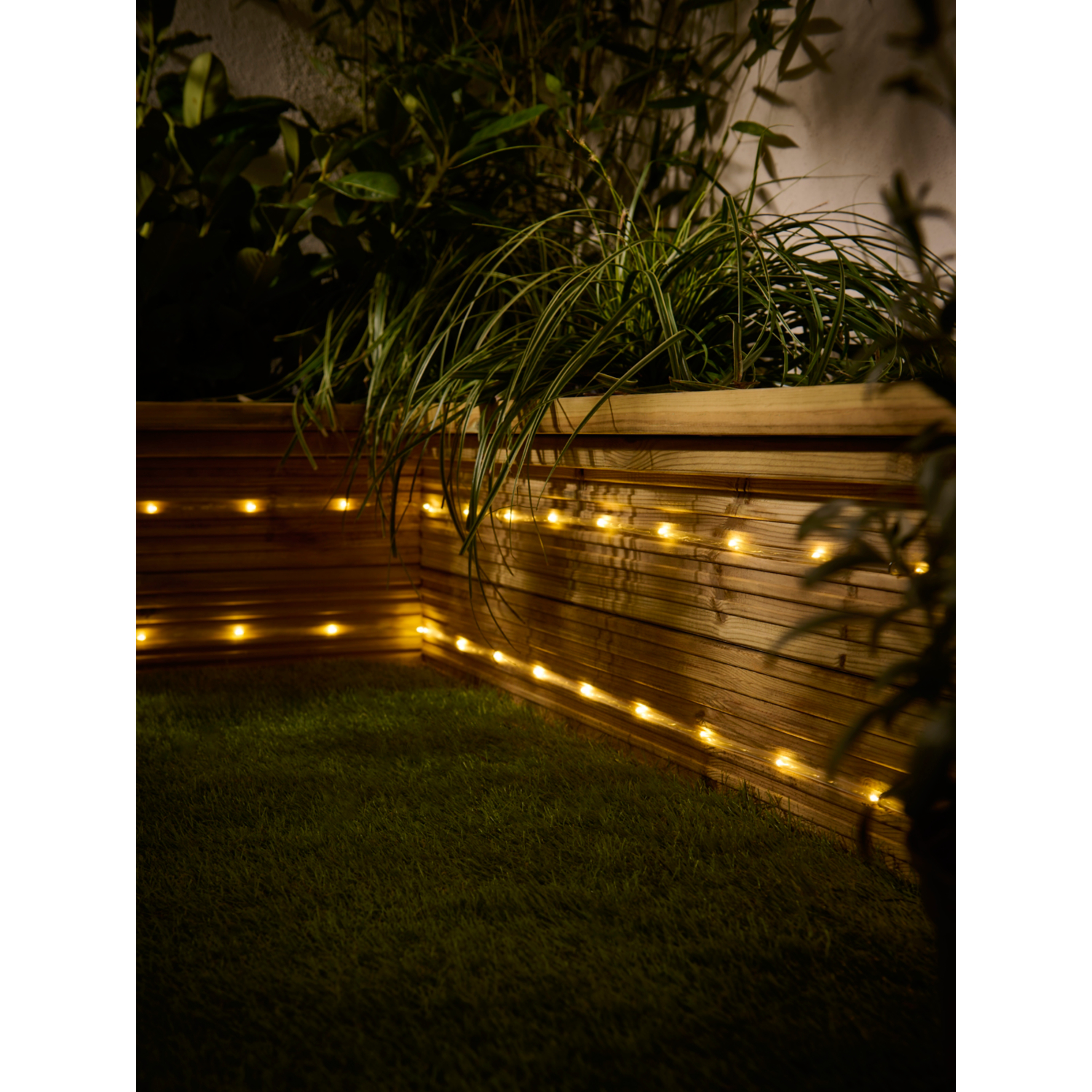 George White Solar-Powered Rope Light