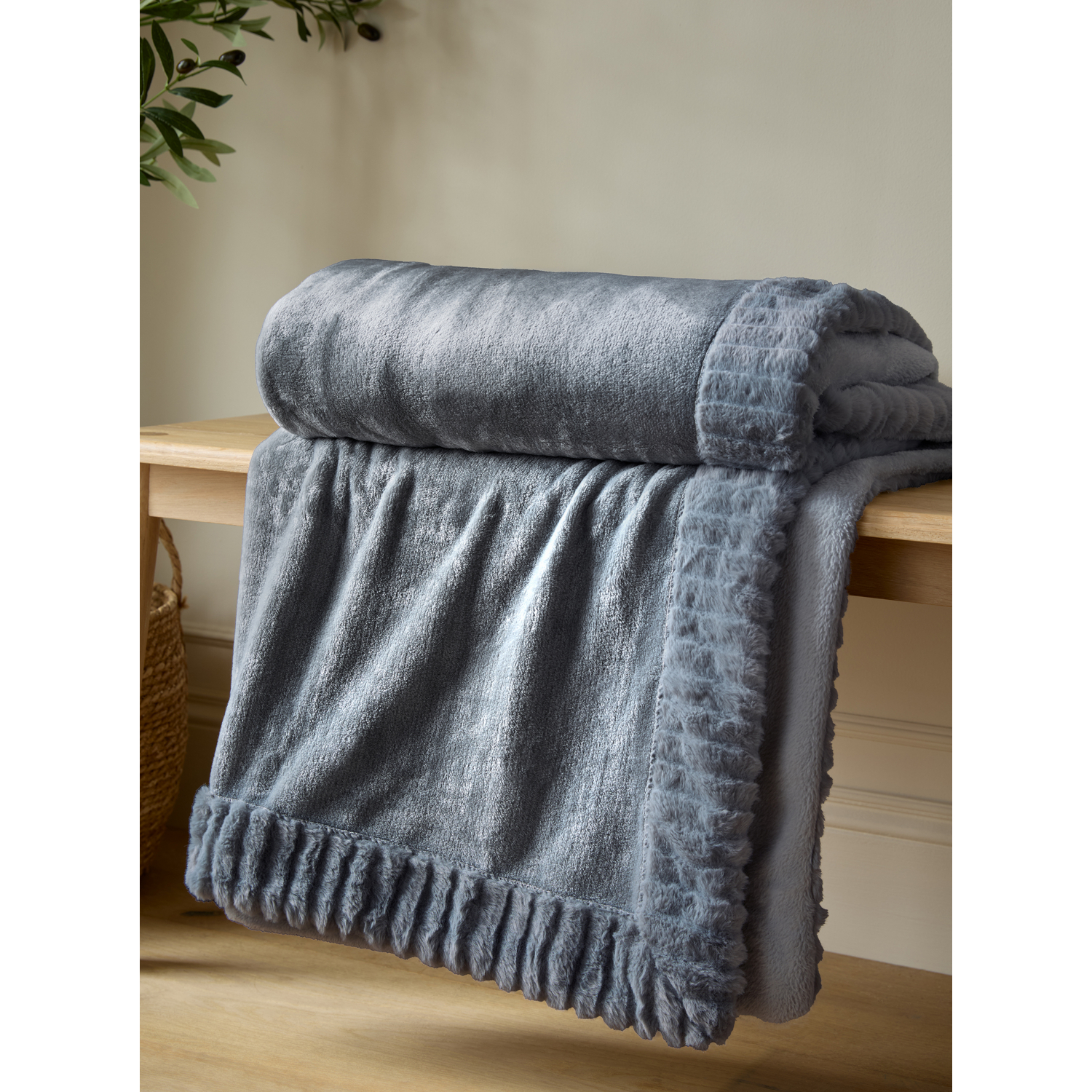 Cat Charcoal Grey Catherine Lansfield Charcoal Velvet & Faux Fur Blanket Throw - Image 5