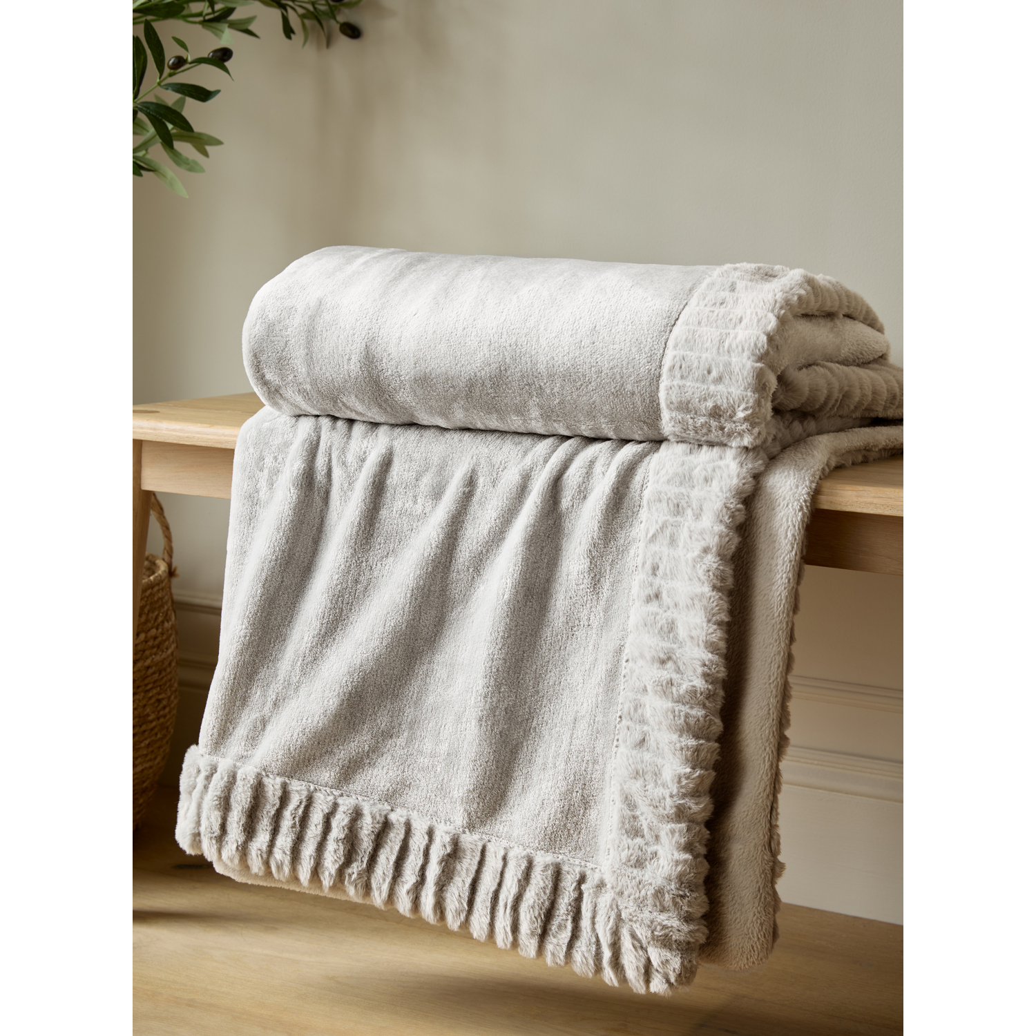 Catherine Lansfield Unisex Natural Velvet & Faux Fur 150 X 200Cm Blanket Throw In | Size: 150 Cm X 200 Cm - Image 4