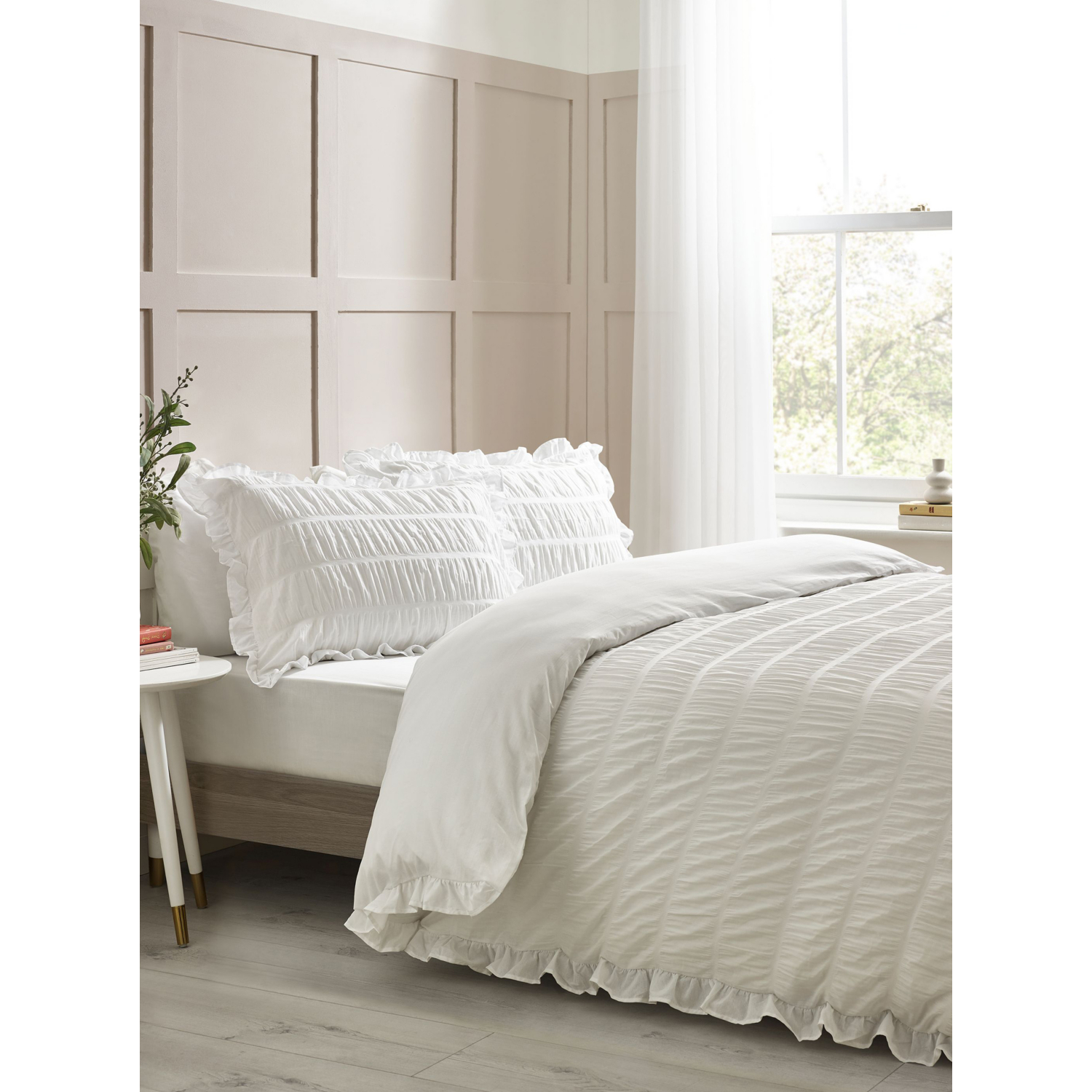Catherine Lansfield Unisex White Seersucker Frill Duvet Cover Set In | Size: King - Image 6