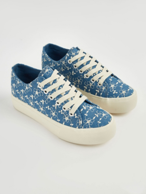 Baskets à plateforme en broderie bleue