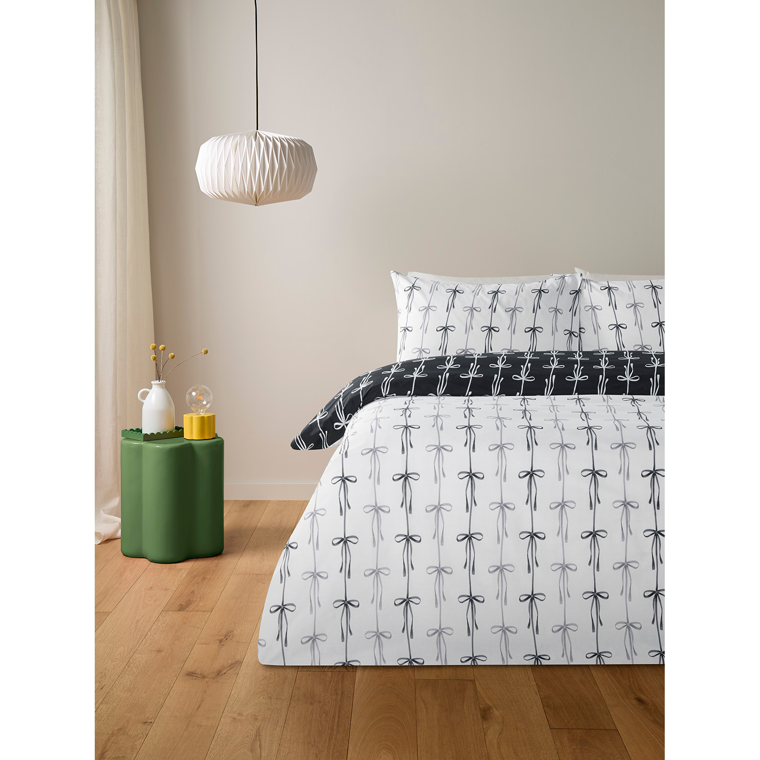George Black & White Trailing Tied Bows Reversible Duvet Set