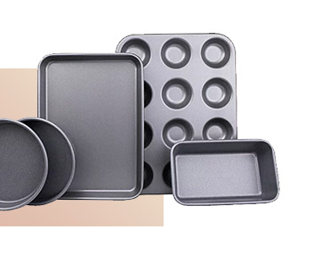 This 5-piece non-stick baking set is made from Teflon coated steel for added durability and improved heat distribution