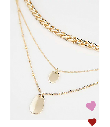 This gorgeous multi-chain necklace boasts 3 separate chains, including a chunky design and 2 drop pendants