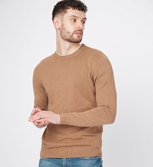 Man wearing a brown lightweight crew neck jumper