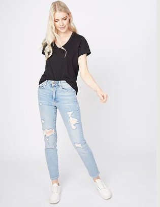 How to Style Straight Leg Jeans - Wishes & Reality  Straight leg jeans  outfits, Straight jeans outfit, Jeans and sneakers outfit