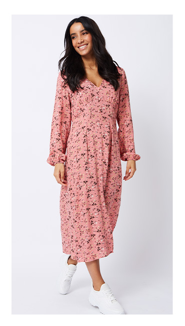 Boho chic is our go-to vibe on warm days, and this ditzy floral print tea midi dress is the embodiment of it