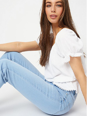 A white T-shirt and light blue jeans is a practical choice for everyday 