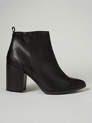 These black ankle boots feature a block heel and leather finish