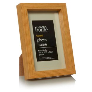 Wooden-effect photo frame.