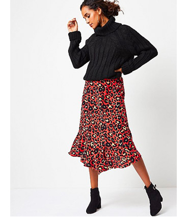 This fierce leopard print midi skirt comes with a pointed hem and front split