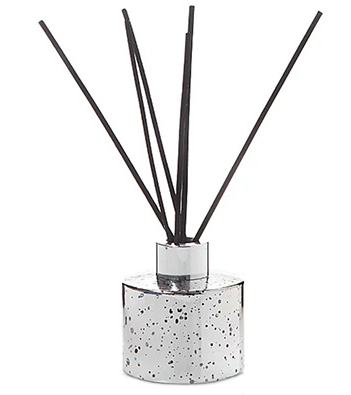 This gin fizz scented reed diffuser is styled in a speckled, silver-toned jar, making it a stylish addition to any room