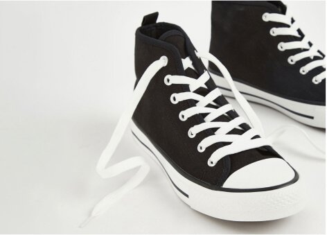 Black high-top trainers.