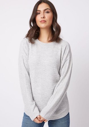 Woman wearing a grey slouchy jumper