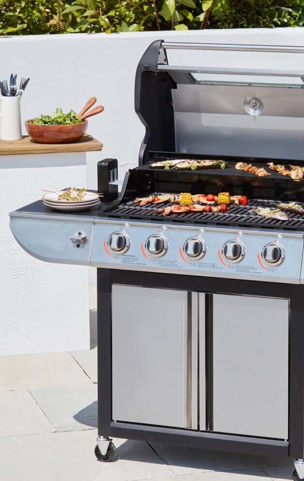 Uniflame Classic 4 Burner and Side Gas Barbecue.